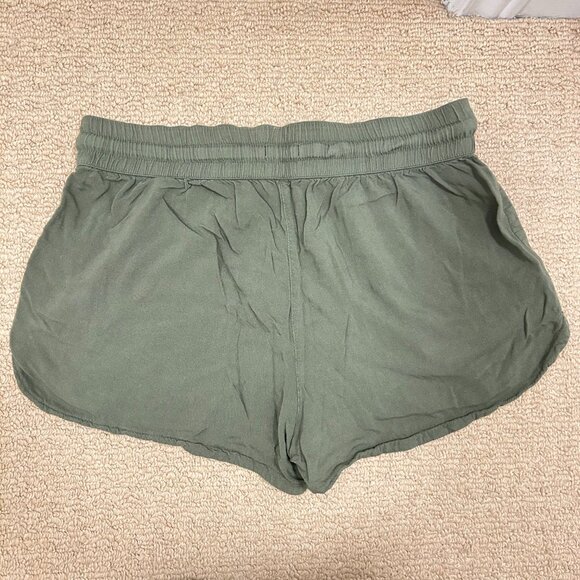 Aritzia TNA elastic waist shorts green - Picture 2 of 8